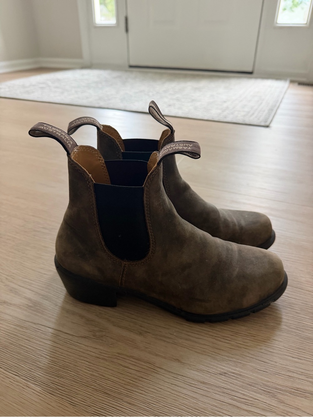 Women’s Blundstone Chelsea Heeled Boots